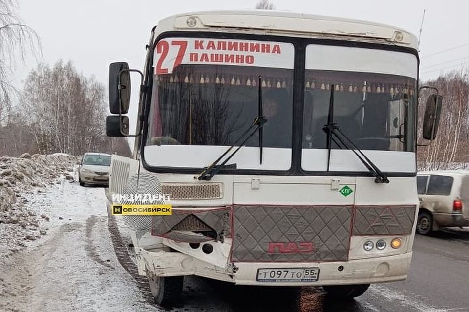 Автобус пострадал незначительно — выпала фара. Фото: «Инцидент Новосибирск»