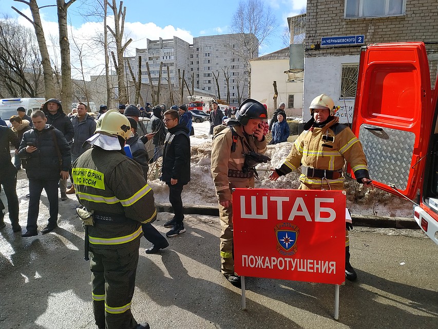 Возле пятиэтажки на Чернышевского,3 развернули штаб. Фото: Андрей МАТЛИН