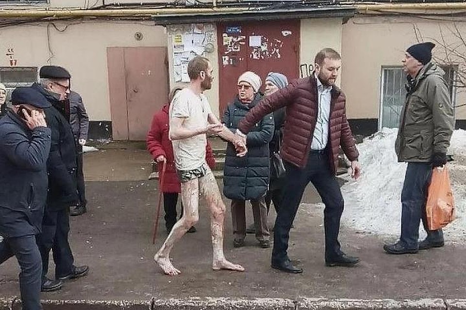 Одного из пострадавших ведут силовики. Фото: Анна МАЛЫШЕВА