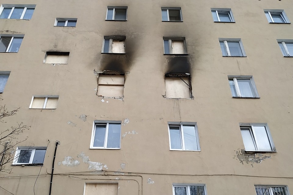 От взрыва вылетели стекла и в квартире этажом выше. Фото: Андрей МАТЛИН