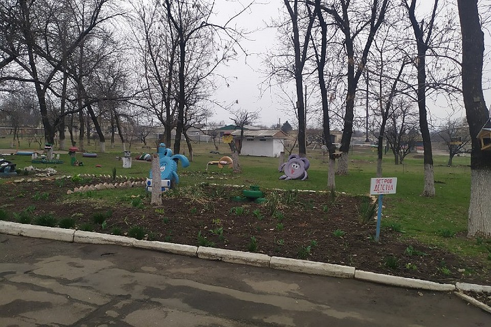 Двор школы, в котором девочка получила ранение во время вчерашнего обстрела Александровки со стороны украинских военных Фото: Андрей ТРУБЕЦКИЙ