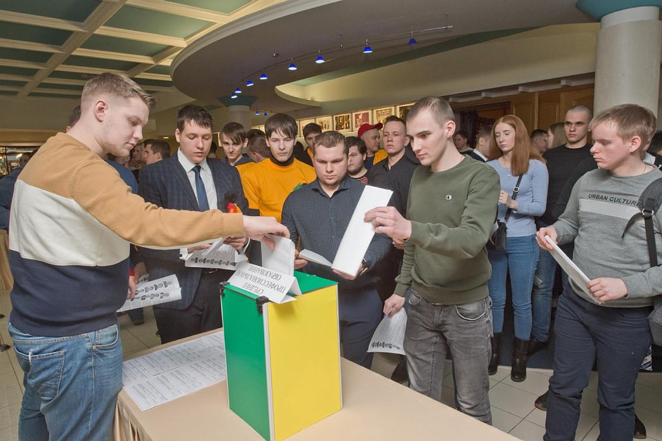 Выборы членов совета молодых специалистов и совета молодых рабочих. Фото: Владимир Ляшенко.