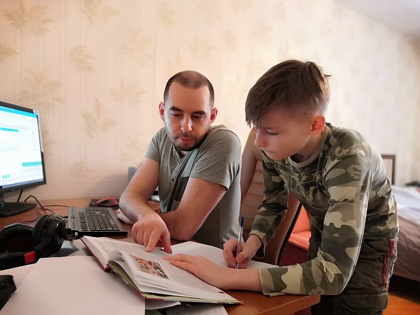 Антону приходится отвлекаться на то, чтобы объяснить детям, как делать домашку