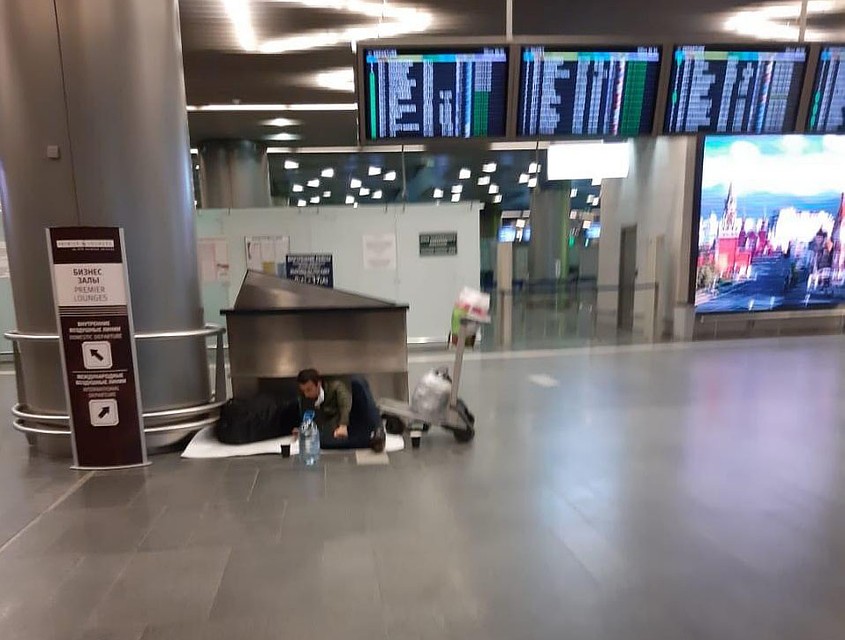 В итоге в столичных аэропортах скопились - если верить экспертам - тысячи граждан разных стран, которые не могут улететь домой. Фото: предоставлено очевидцем