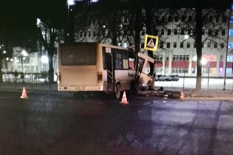 Пассажирский автобус въехал в столб после столкновения с иномаркой. Фото: СОЦСЕТИ