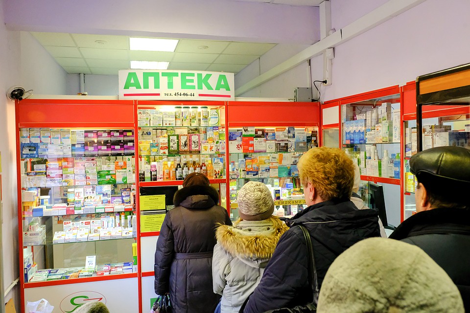 Никуда не денутся и аптеки - они, как и продуктовые, относятся к магазинам жизнеобеспечения. Фото: Артем КИЛЬКИН