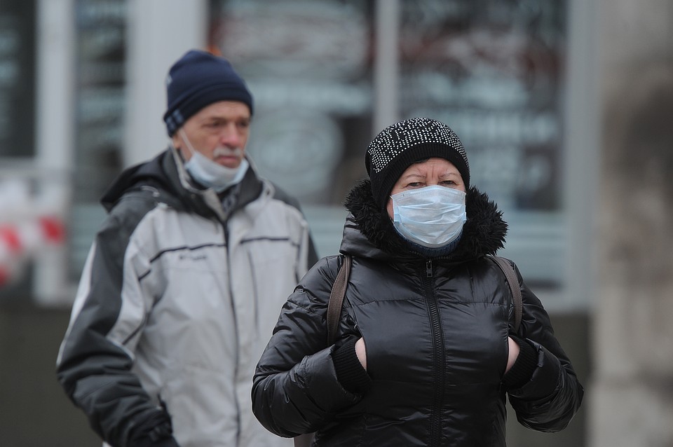 На улицах города все больше людей в медицинских масках. Фото: Алексей БУЛАТОВ