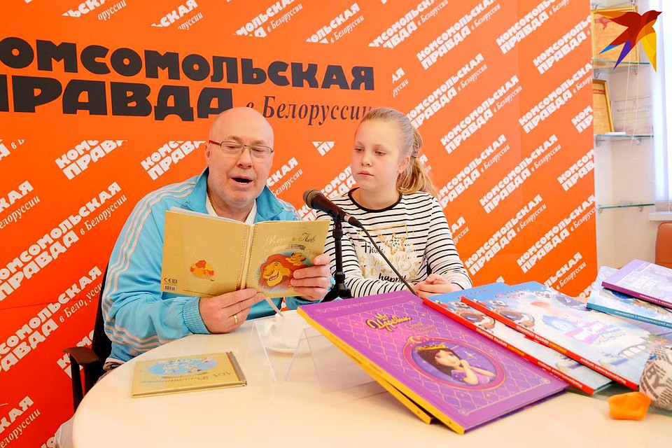 Александр Солодуха с дочерью Варей читали любимую сказку «Король Лев». Фото: Микита НЕДАВЕРКОВ