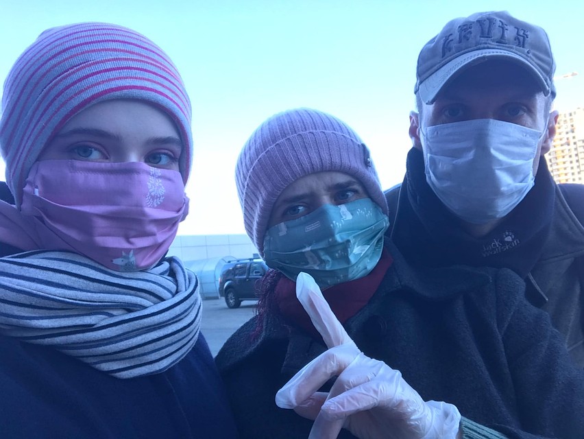 Кажется, только семья нашего журналиста пришла в магазина в защитных перчатках и в масках. Фото: Инна КУМЕЙКО