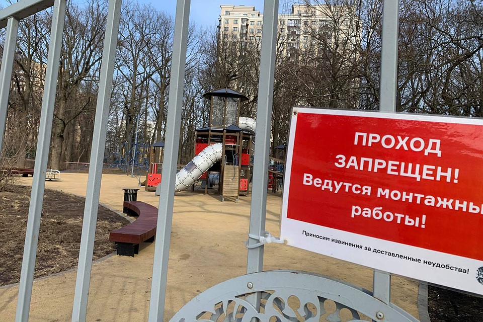Детскую площадку закрыли под предлогом монтажных работ. Фото: Елена ПОПОВА