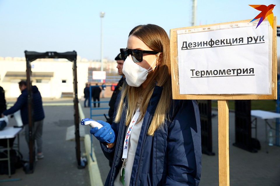 Перед игрой у зрителей меряли температуру, стояли антисептики. Фото: Святослав ЗОРКИЙ
