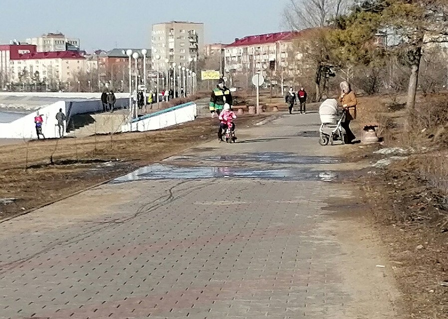 На набережной много детей и мамочек с колясками. Фото: Анна МИКУЛА
