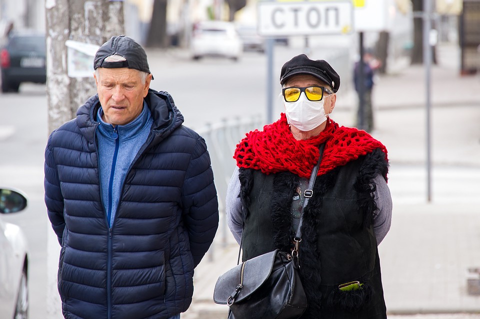 Пенсионерам старше 65 сказали из дома не выходить. Но пенсионеры традиционно не послушали Фото: Михаил ПАТЛИС
