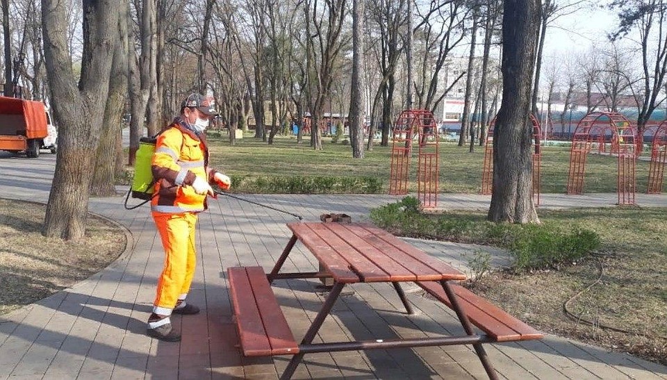 Люди в защитных костюмах с масками оккупировали города региона. Фото: администрация Краснодара.