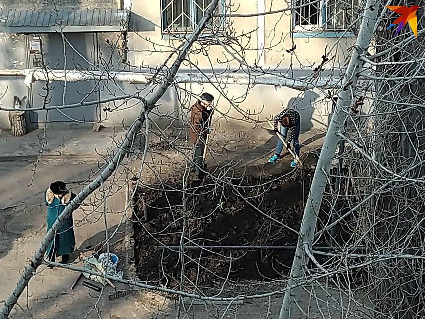 Пожилые люди также приняли участие в субботнике