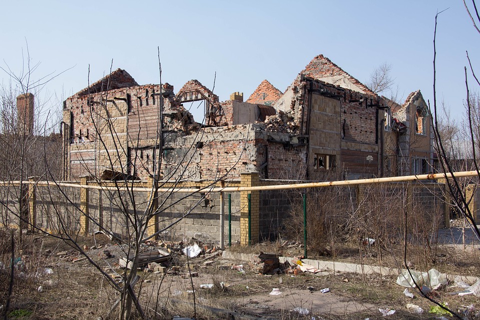 Разрушенный обстрелами частный дом Фото: Андрей ТРУБЕЦКИЙ
