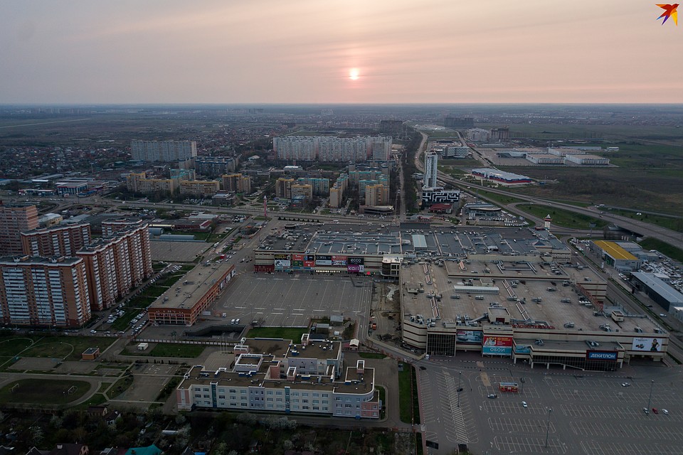 Парковка у "Красной площади" непривычно пустая Фото: Виталий ТИМКИВ