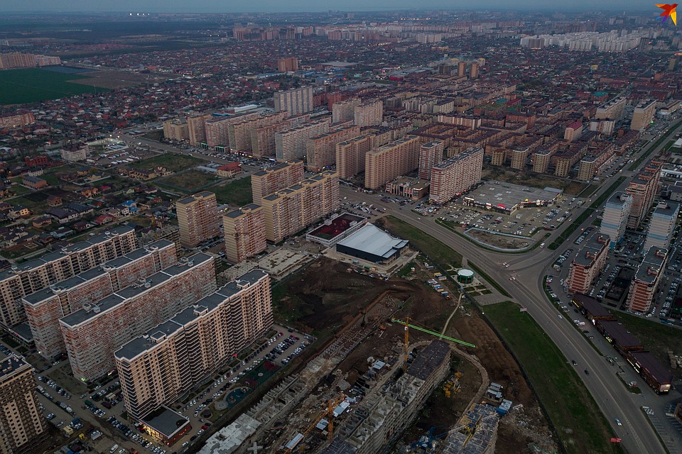 Райн улицы Петра Метальникова. По припаркованным у многоэтажек машинам видно, что народ сидит дома Фото: Виталий ТИМКИВ