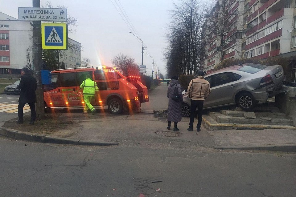 ДТП из-за попытки разминуться во дворах. Фото: ГАИ Минск.