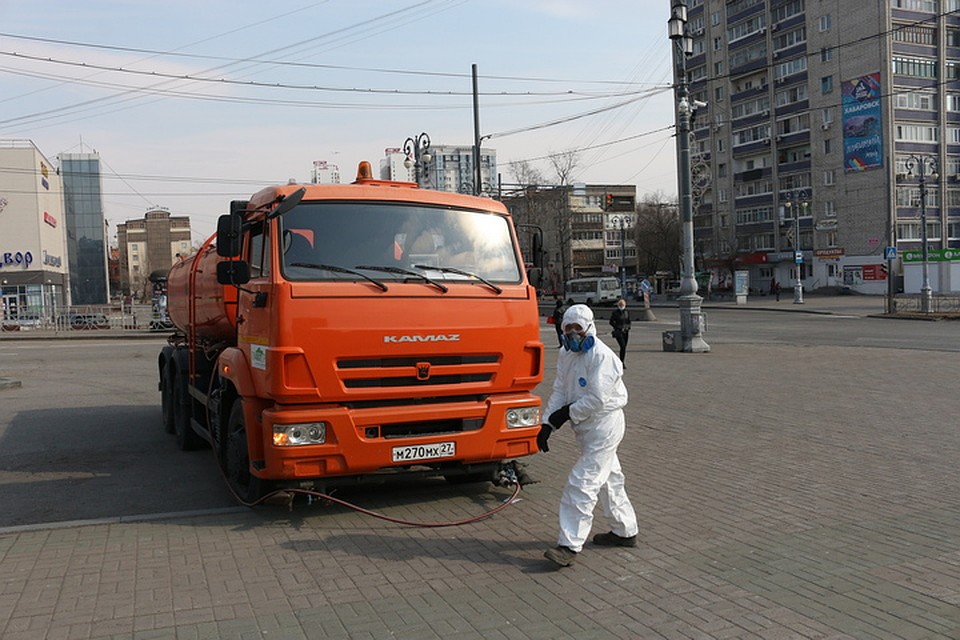 Хлоркой по коронавирусу: Привокзальную площадь в Хабаровске обработали от опасной инфекции Фото: Борис КОКУРИН