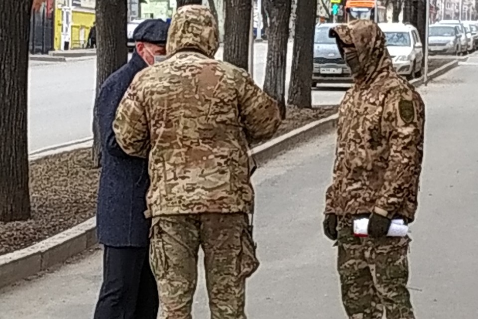 У прохожих проверяют паспорта и пропуска. Фото: Андрей МАТЛИН