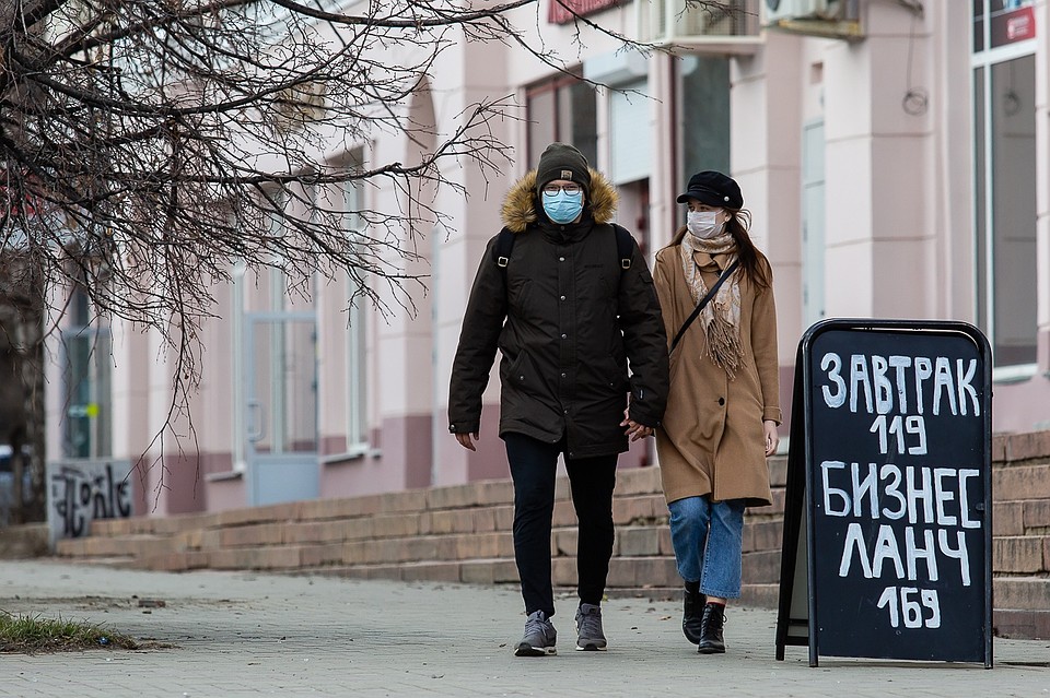 Напомним, любые маски, хоть одноразовые, хоть многоразовые, нужно менять каждые 2-3 часа. Фото: Валерий ЗВОНАРЕВ