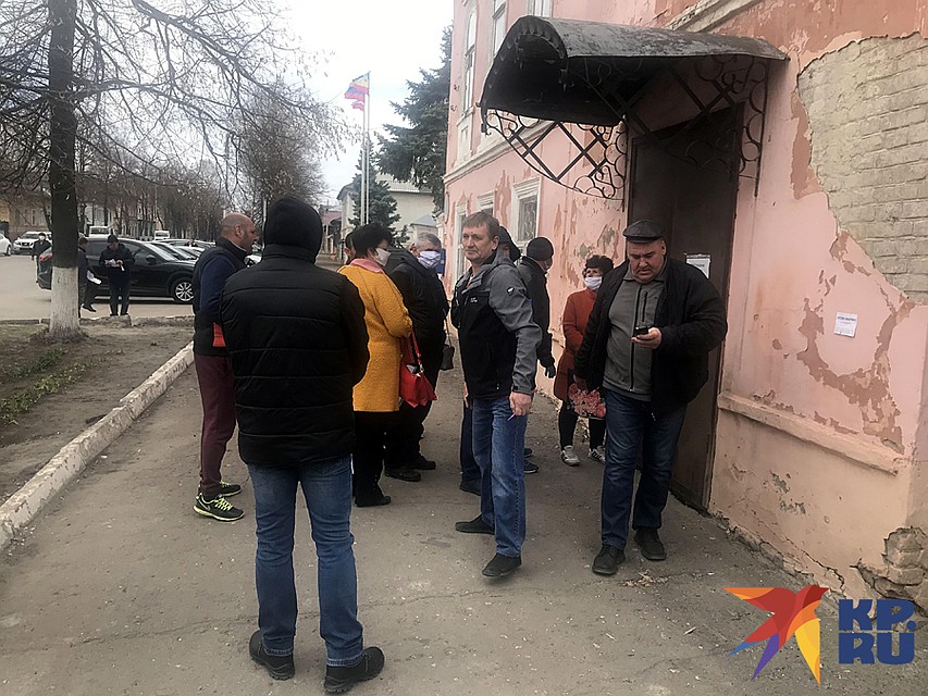 Успевшие за неделю разориться или обеднеть балашовские предприниматели, выстроились в «антивирусную» очередь в администрацию Фото: Владимир ВОРСОБИН