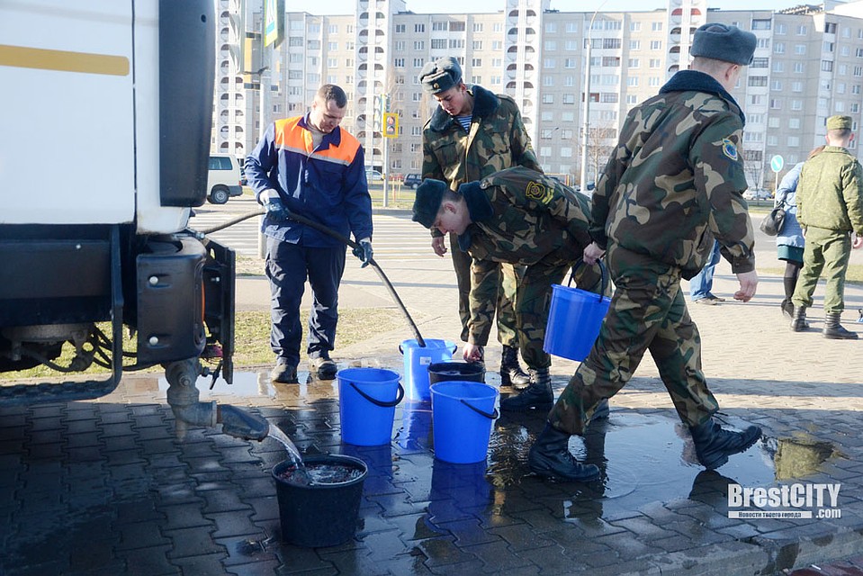 За водой ходили к машине «Коммунальника». Фото: brestcity.com