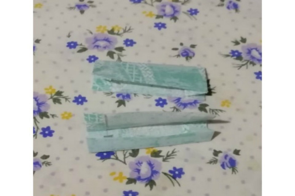 Складываем их, отглаживаем и приметываем по краям маски Фото: Евгения МОЛОТОВА