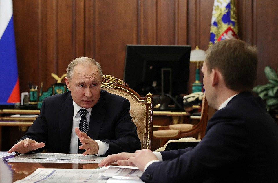Владимир Путин и министр по развитию Дальнего Востока и Арктики Александр Козлов во время встречи в Кремле. Фото: Михаил Климентьев/ТАСС