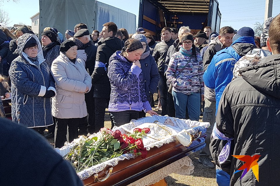 Родные и близкие погибших в глубоком трауре. Никто до сих пор не осознает, что детей не вернуть.