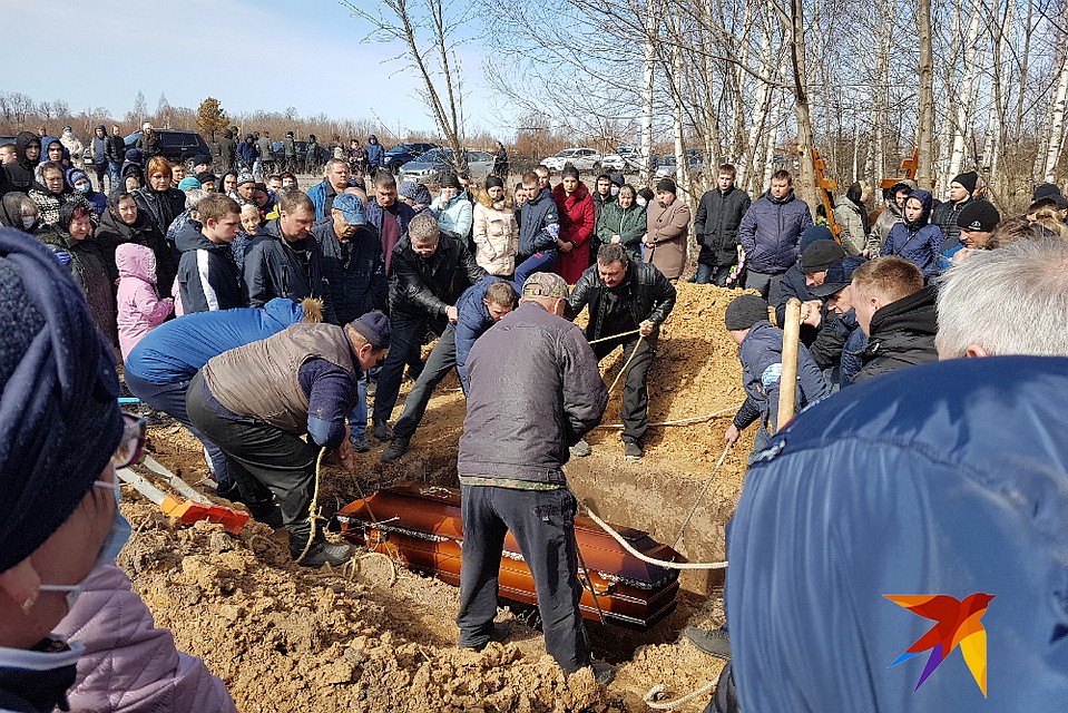 Молодоженов Женю и Кристину Табуновых похоронили в одной могиле.