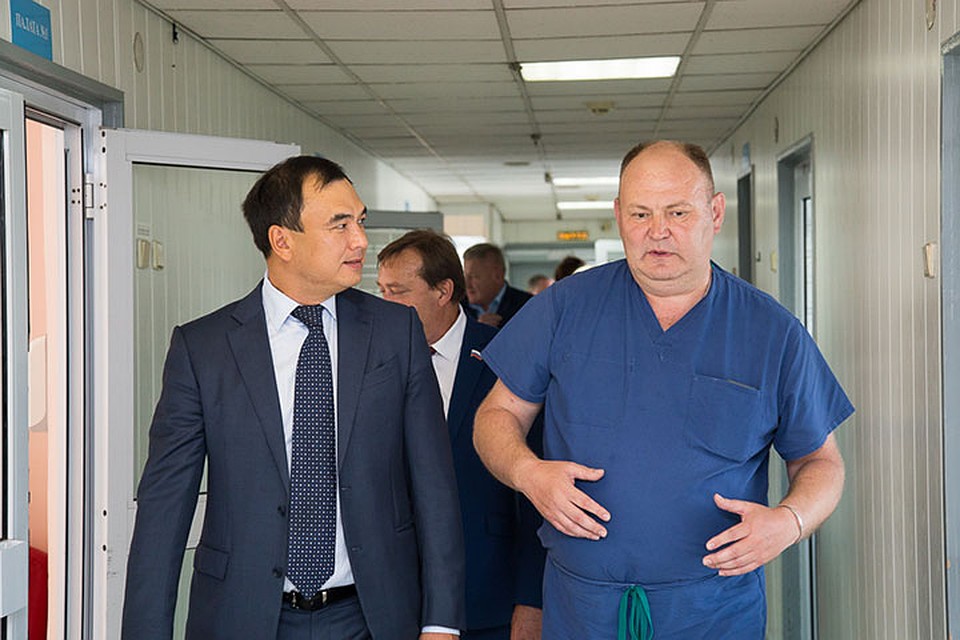 Член попечительского совета фонда, депутат ГД РФ Сергей Тен в Ивано-Матренинской детской больнице. Фото: архив Благотворительного фонда имени Юрия Тена