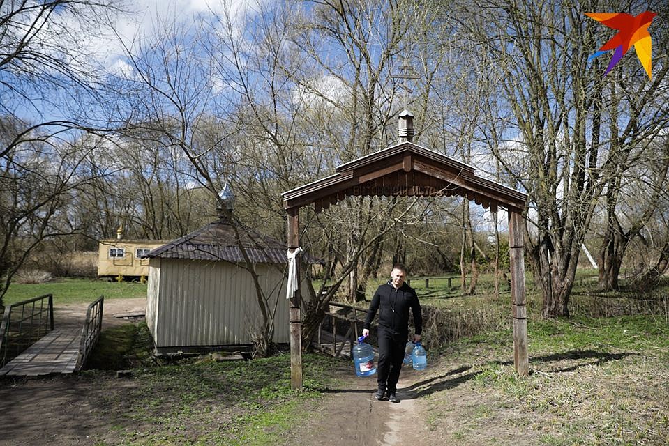За минут 10 к роднику спустились пять человек с огромным количеством пятилитровых бутылей Фото: Павел МАРТИНЧИК