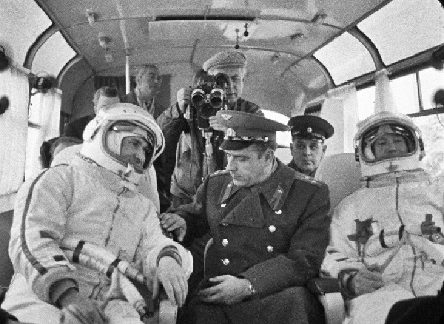 Павел Беляев и Алексей Леонов 18 марта 1965 года по пути на космодром. Фото: фотохроника ТАСС