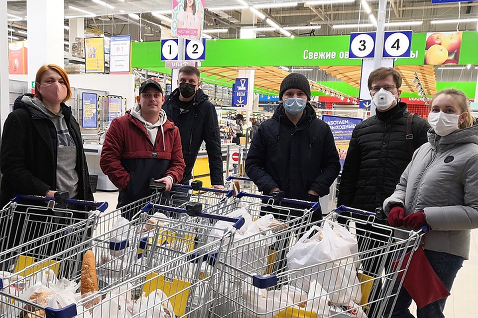 Дмитрий и его клиенты закупают продуктовые наборы для нуждающихся и развозят им. Фото из личного архива героев материала.