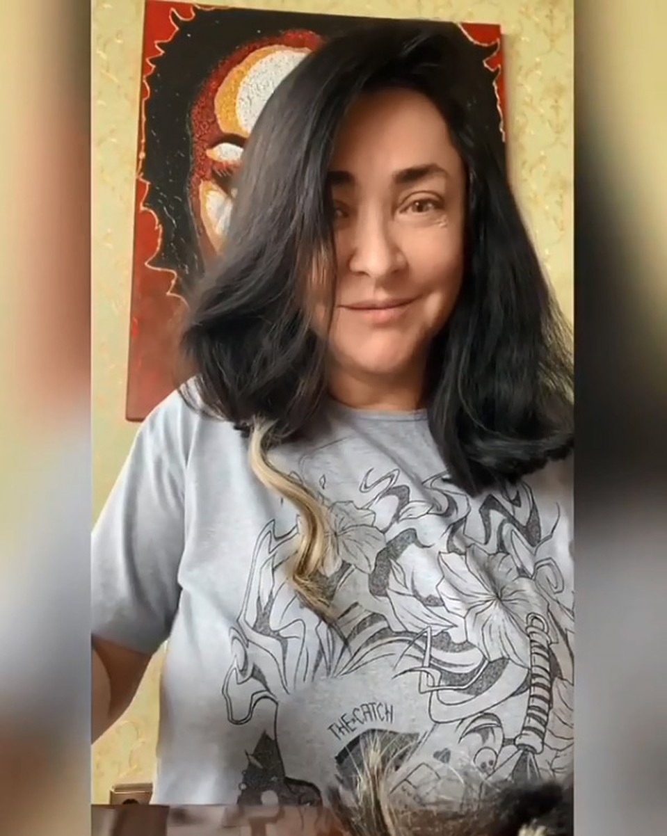 Лолита довольна получившимся результатом. Фото: кадр видео.
