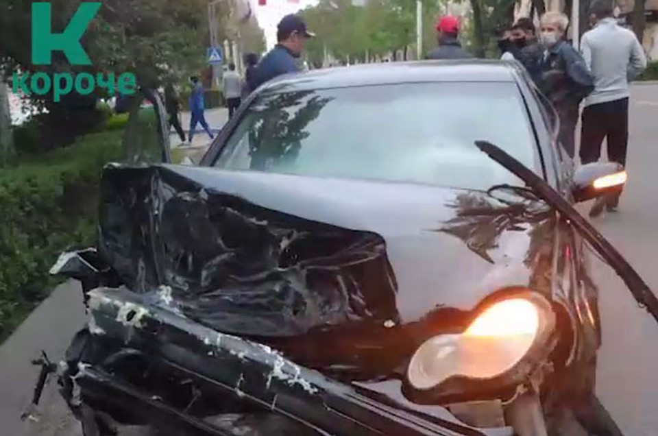 Легковушка тоже пострадала. Фото: кадр с видео