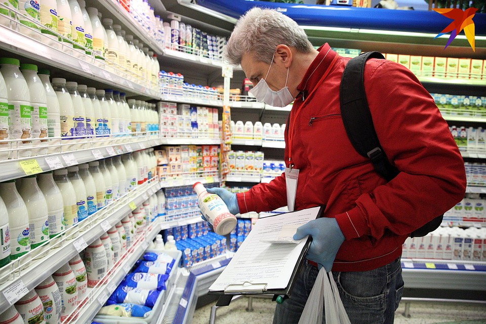 И старается купить именно те продукты, которые просила бабушка Фото: Святослав ЗОРКИЙ