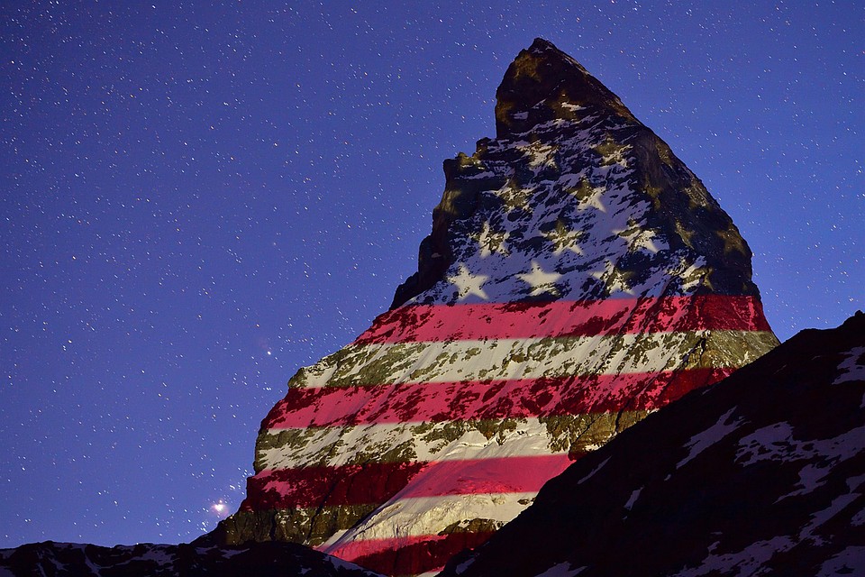 Световая проекция с изображением флага США. (с) Light Art by Gerry Hofstetter / Foto Frank Schwarzbach