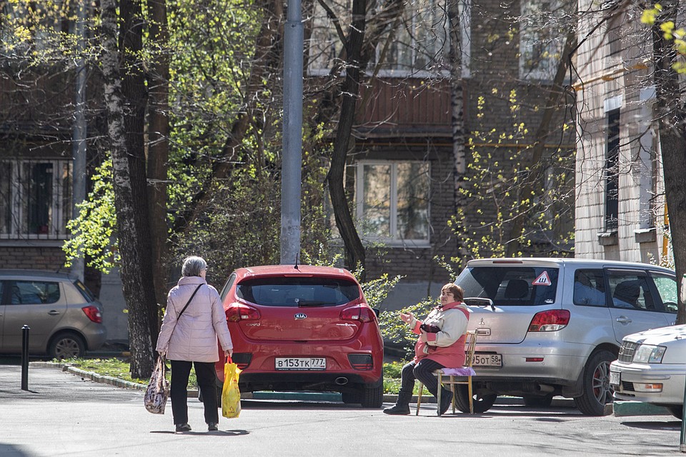 Отдельный тип пенсионерок, который выходят гулять со своим стулом. Фото: Андрей АБРАМОВ