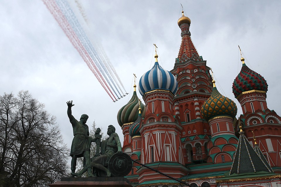 Самолеты начертят в небе российский триколор Фото: GLOBAL LOOK PRESS