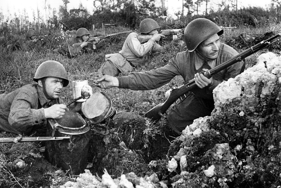 Фотохроника ТАСС, 1942 год. "Повар С. Цветков принес обед бойцу И. Конареву".