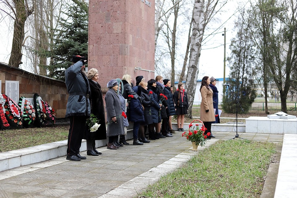 В станице Днепровской, что за хуторами Ольховский и Шкуропатский, - братское захоронение. Там покоится и Епистиния Степанова. Фото: Виталий КАРНАУХ