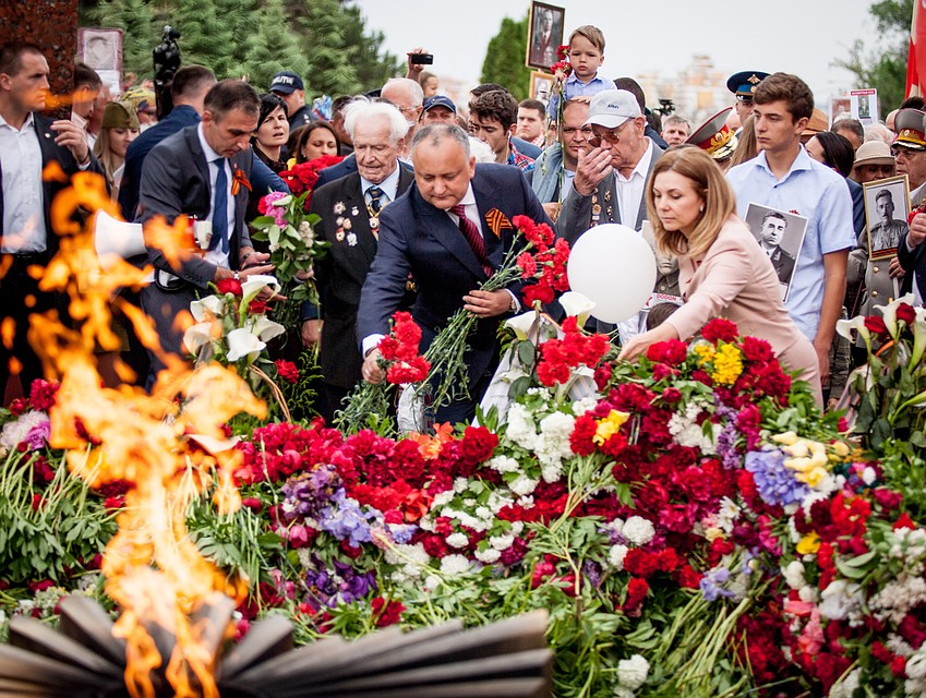 Президент Молдавии Игорь Додон (в центре) во время акции памяти "Бессмертный полк" в День Победы. Фото: Вадим Денисов/ТАСС