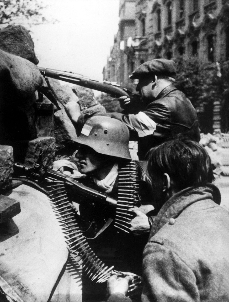 Баррикада в дни уличных боев в Праге, 7 мая 1945 г. Фотохроника ТАСС