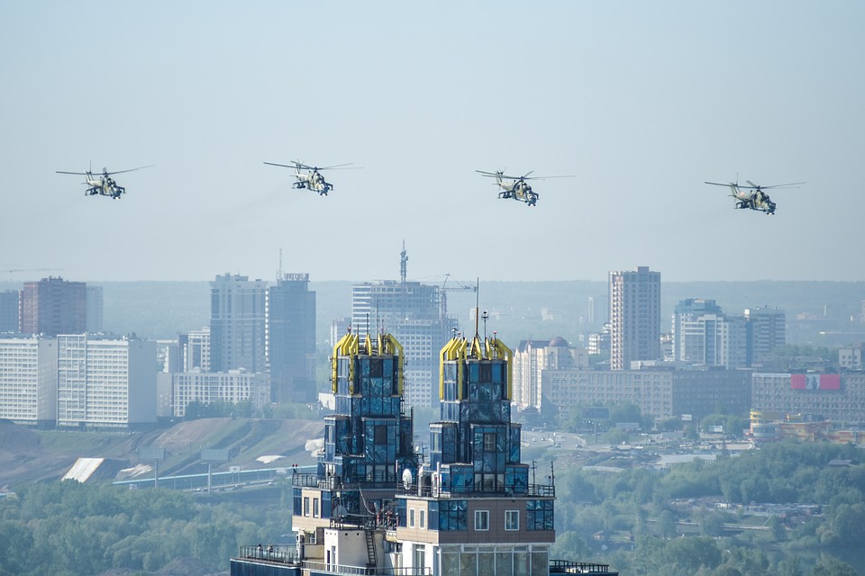 Изначально зрителям пообещали 10 вертолетов и самолетов. Фото: Алена МАРТЫНОВА