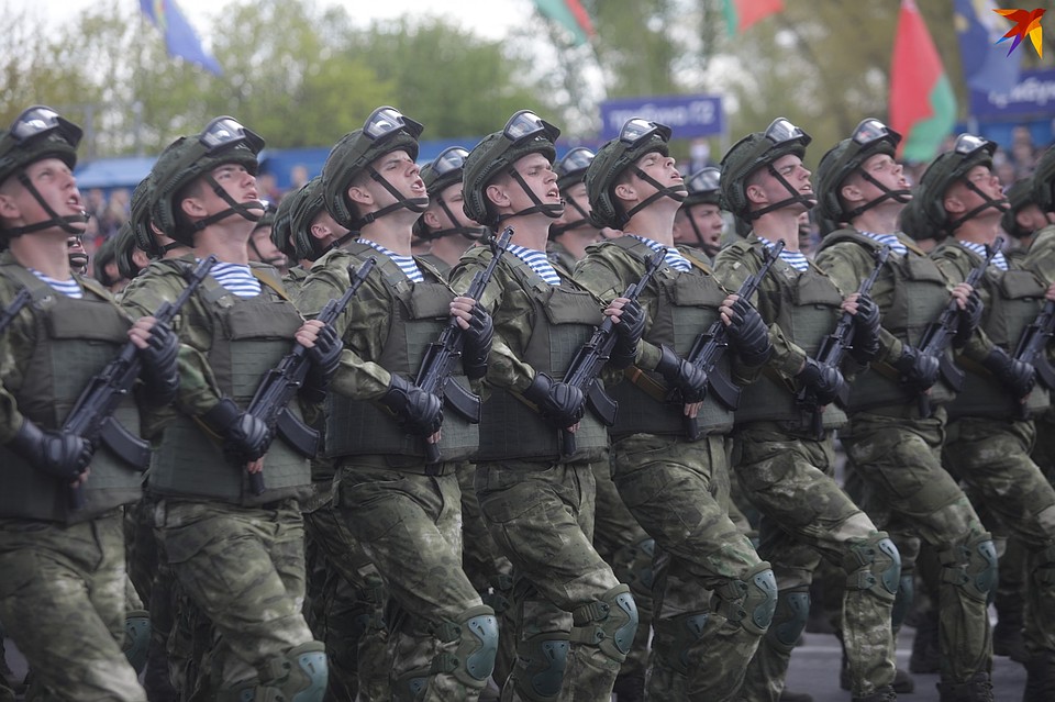 20 коробок с военнослужащими промаршировали перед трибунами. Фото: Павел МАРТИНЧИК
