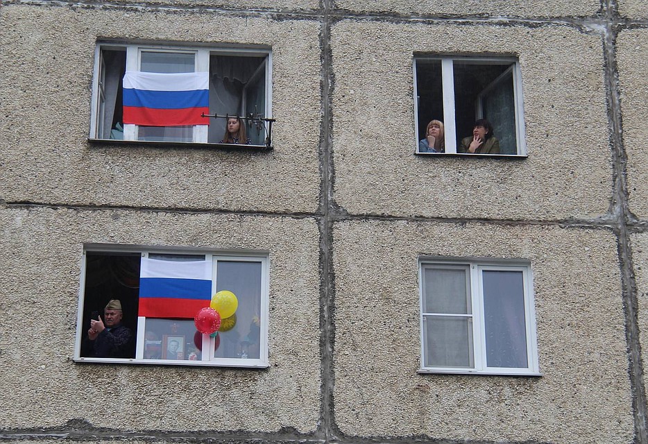 Одними из первых к акции "Поем двором" присоединились жители Заводского района облцентра. Фото: пресс-служба администрации Орла