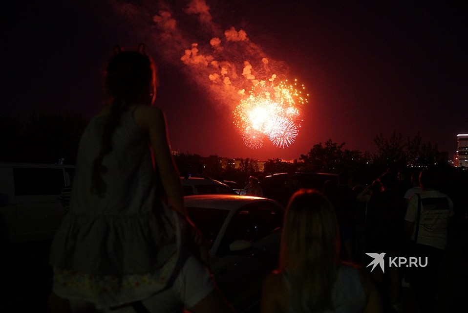 Салют начался традиционно в 22:30 Фото: Алексей БУЛАТОВ